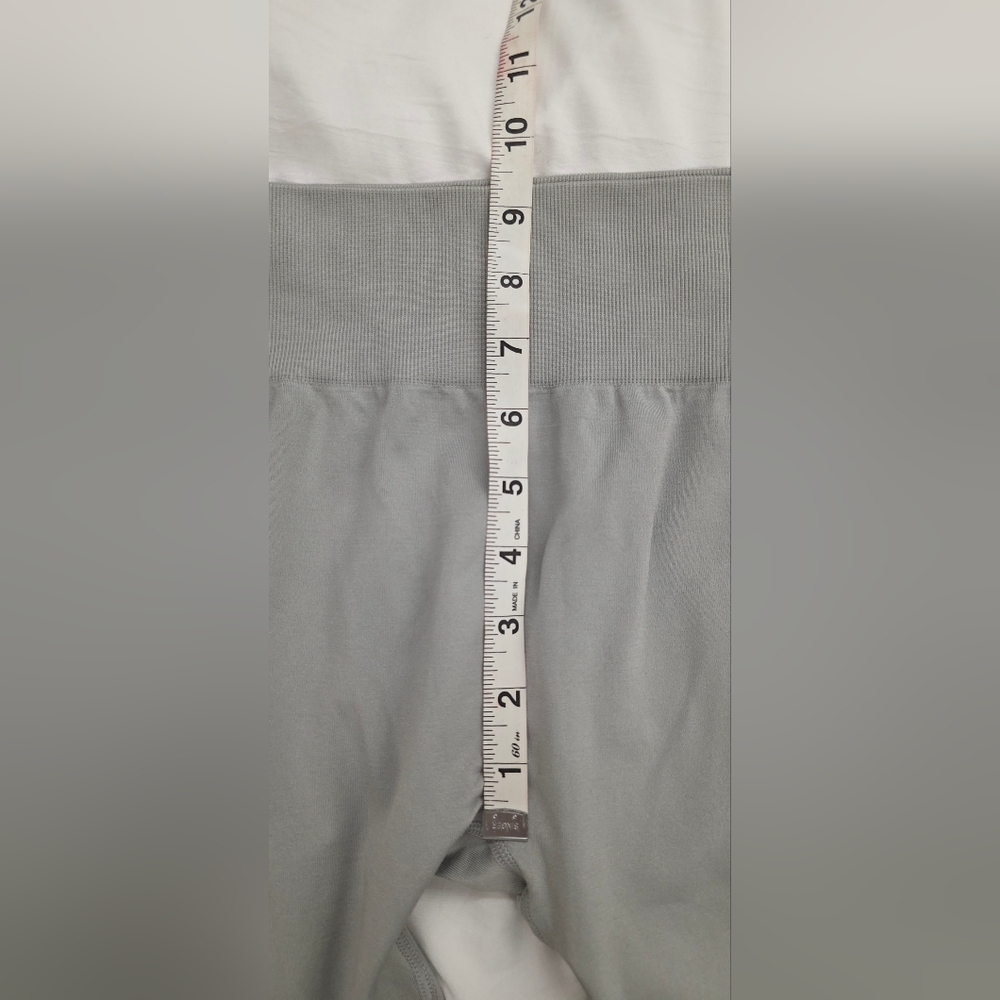Fabletics Gray High Rise Leggings Perforated Mesh Detail Cropped Size M - Picture 6 of 9